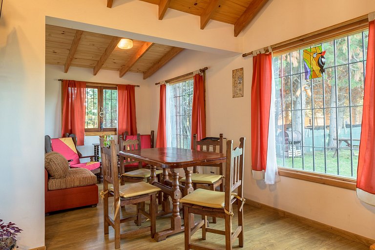 Cabaña familiar con patio y parrilla -cerca del lago- wifi