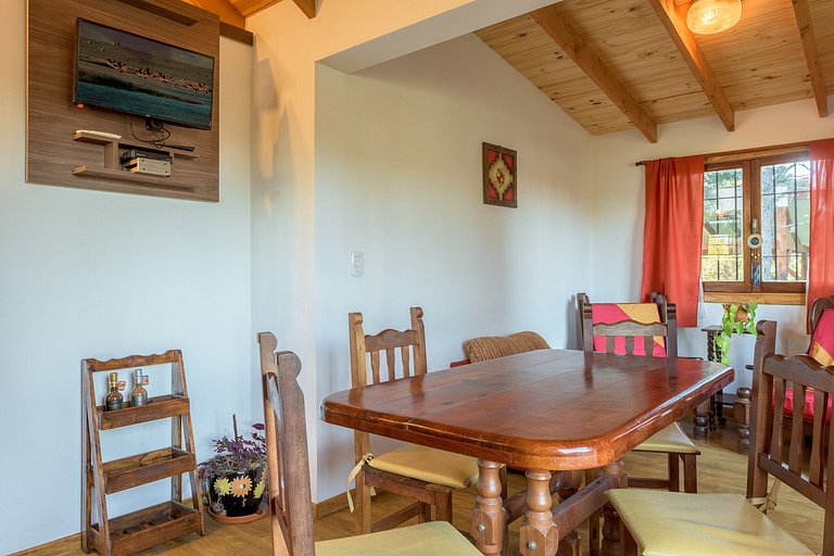 Cabaña familiar con patio y parrilla -cerca del lago- wifi
