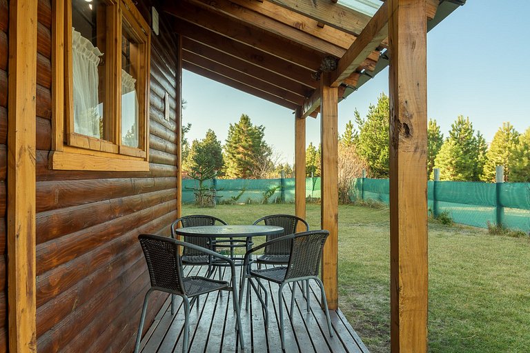 Cabaña familiar con patio y parrilla -cerca del lago- wifi