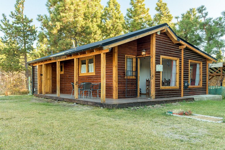 Cabaña familiar con patio y parrilla -cerca del lago- wifi