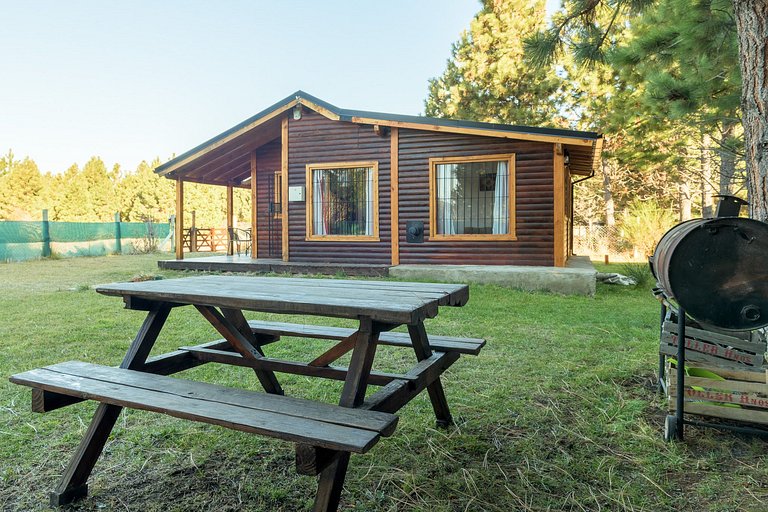 Cabaña familiar con patio y parrilla -cerca del lago- wifi