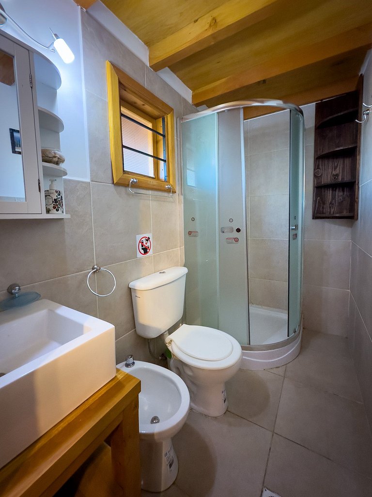 Cabaña familiar con patio y parrilla -cerca del lago- wifi