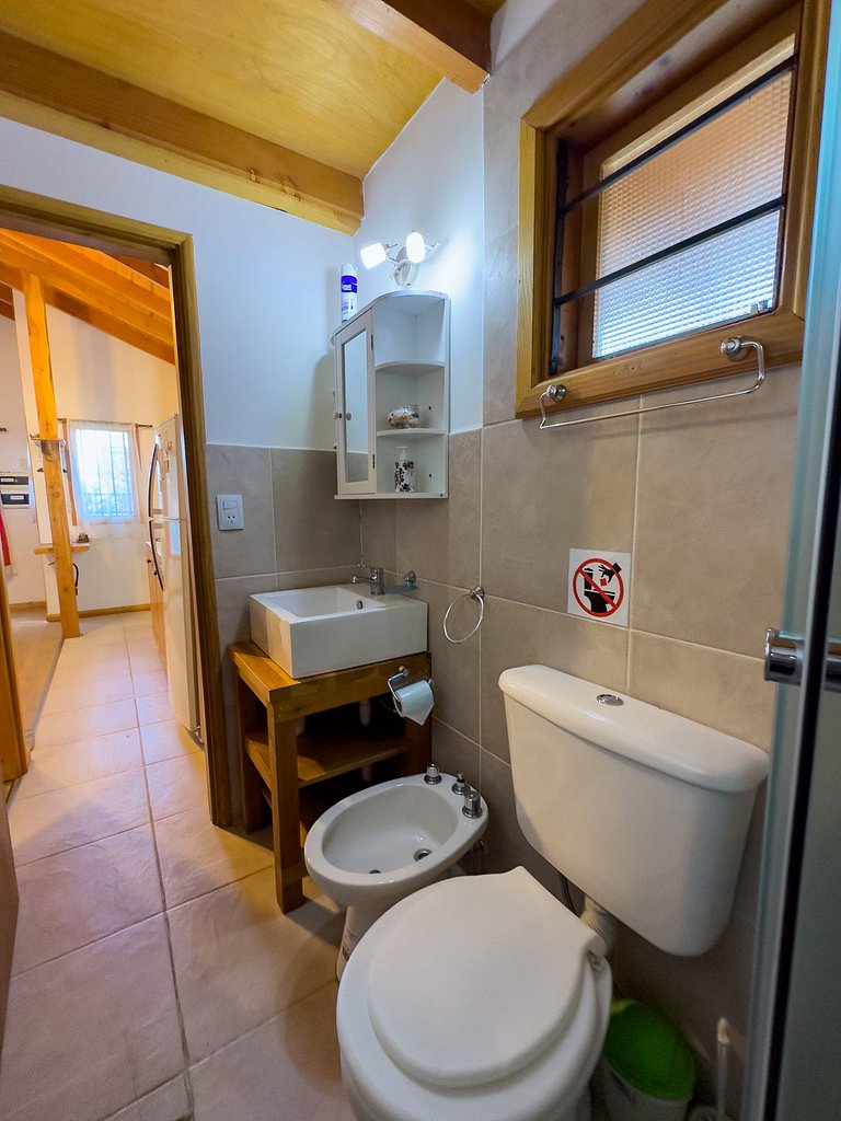 Cabaña familiar con patio y parrilla -cerca del lago- wifi
