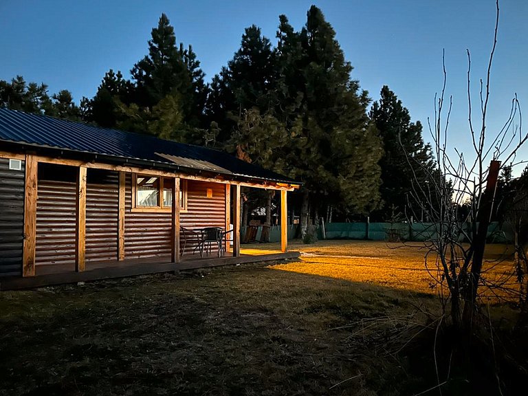 Cabaña familiar con patio y parrilla -cerca del lago- wifi