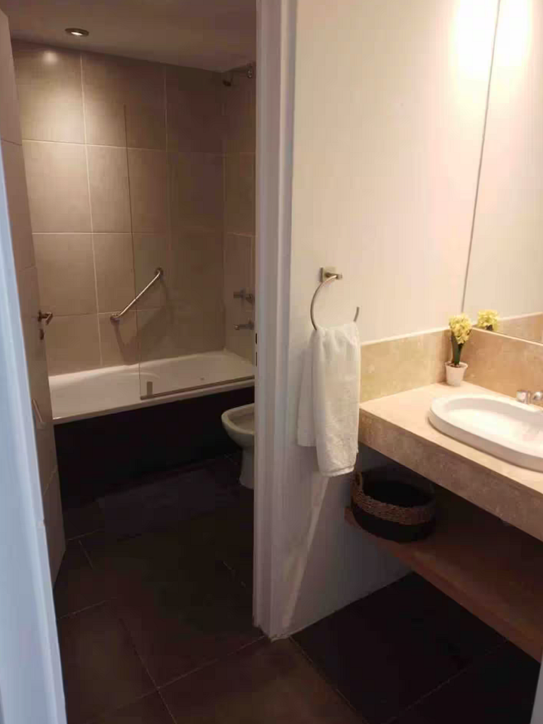 Apartamento boutique com vista para o lago, garagem, piscina