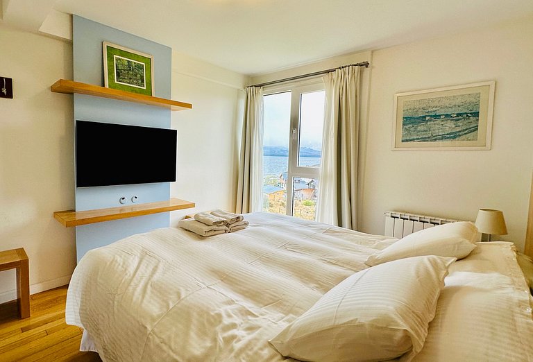 Boutique apartment with lake view, garage,swimming pool, gym