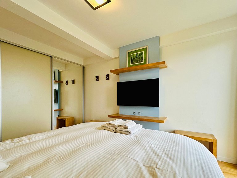 Boutique apartment with lake view, garage,swimming pool, gym