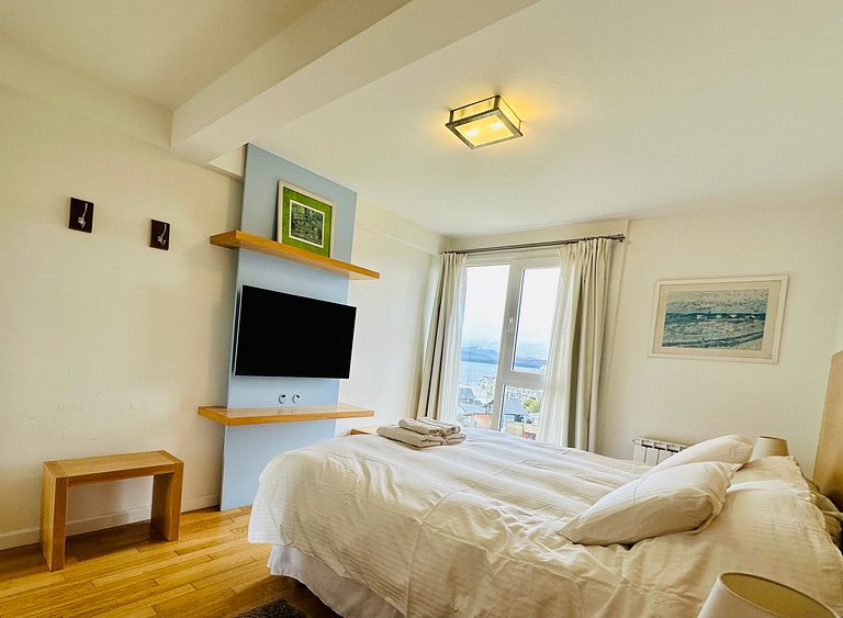 Boutique apartment with lake view, garage,swimming pool, gym