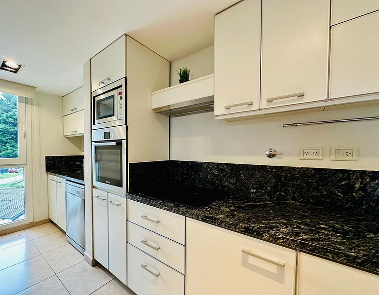 Apartamento boutique com vista para o lago, garagem, piscina