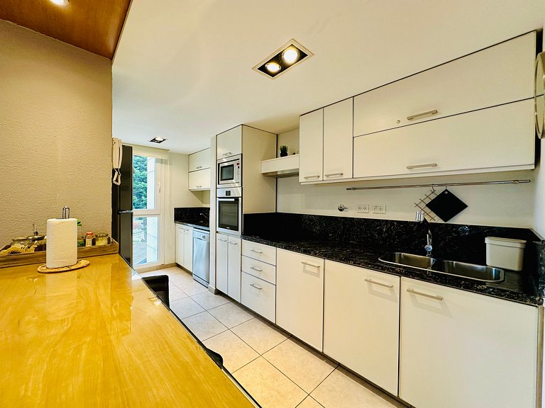 Apartamento boutique com vista para o lago, garagem, piscina