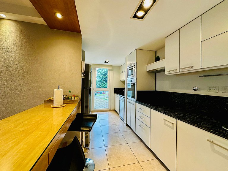 Boutique apartment with lake view, garage,swimming pool, gym