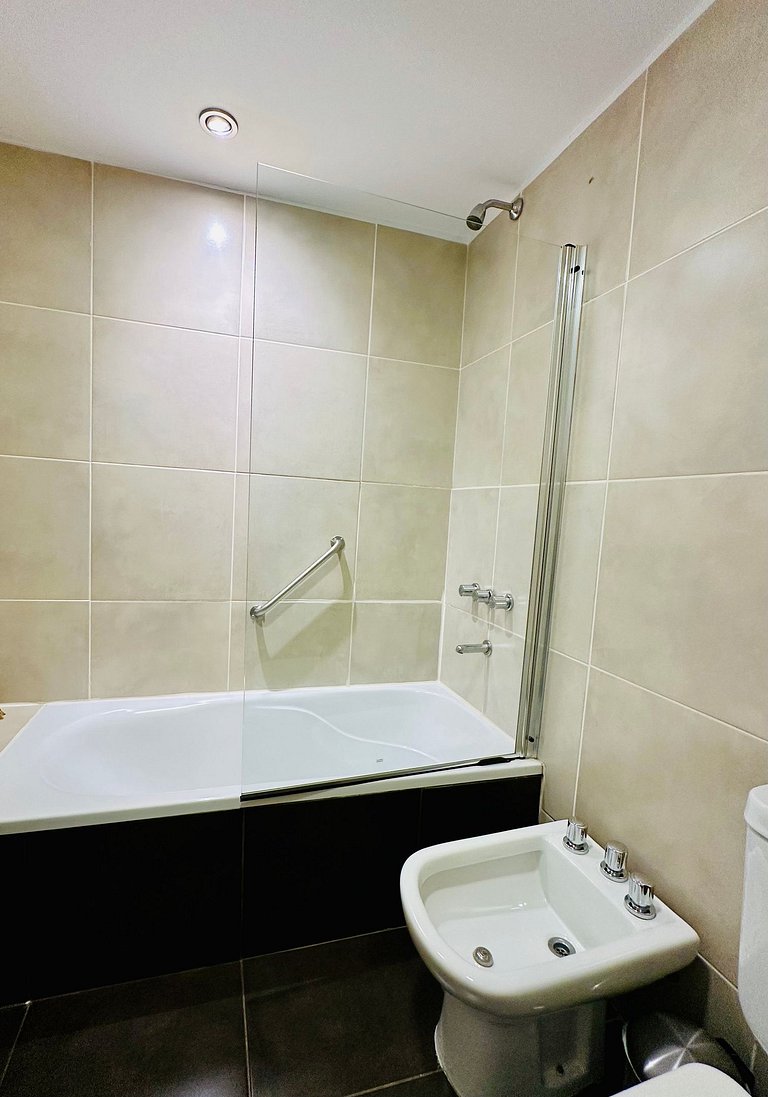 Boutique apartment with lake view, garage,swimming pool, gym