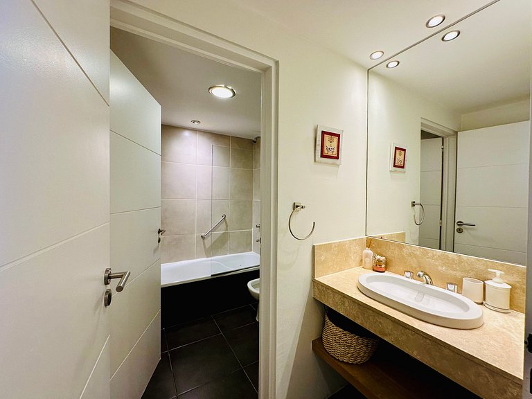 Apartamento boutique com vista para o lago, garagem, piscina