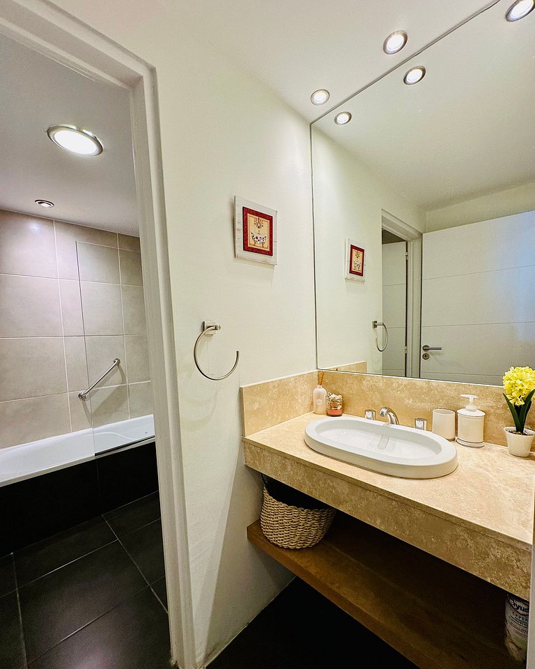 Boutique apartment with lake view, garage,swimming pool, gym