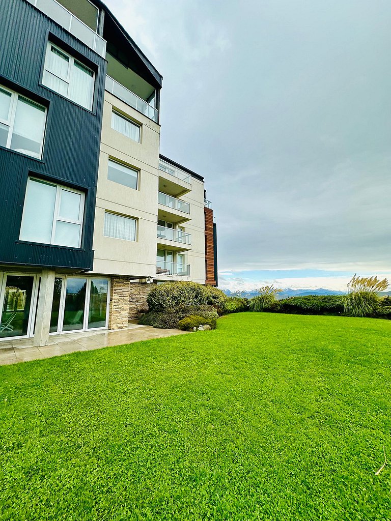Apartamento boutique com vista para o lago, garagem, piscina